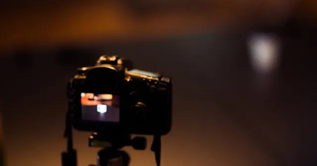 Persona editando un vídeo con herramientas de inteligencia artificial en el portátil