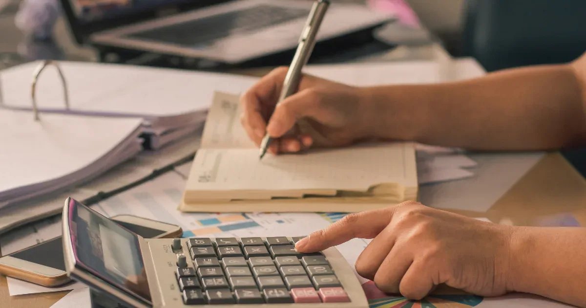 Calculadora y móvil con cuotas de apuestas deportivas sobre una mesa