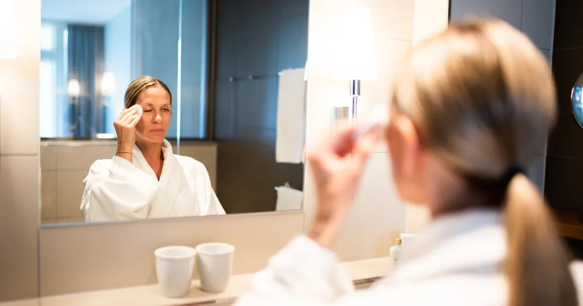 Esteticista realizando un masaje de drenaje linfático facial a una clienta
