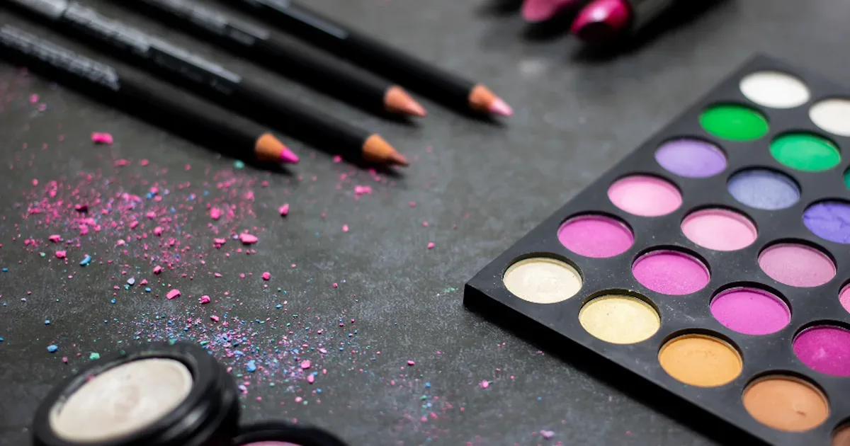 Maquilladora aplicando sombra de ojos a una clienta con un set de brochas profesionales