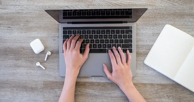 Portátil, tableta y libro digital sobre una mesa representando distintos productos digitales