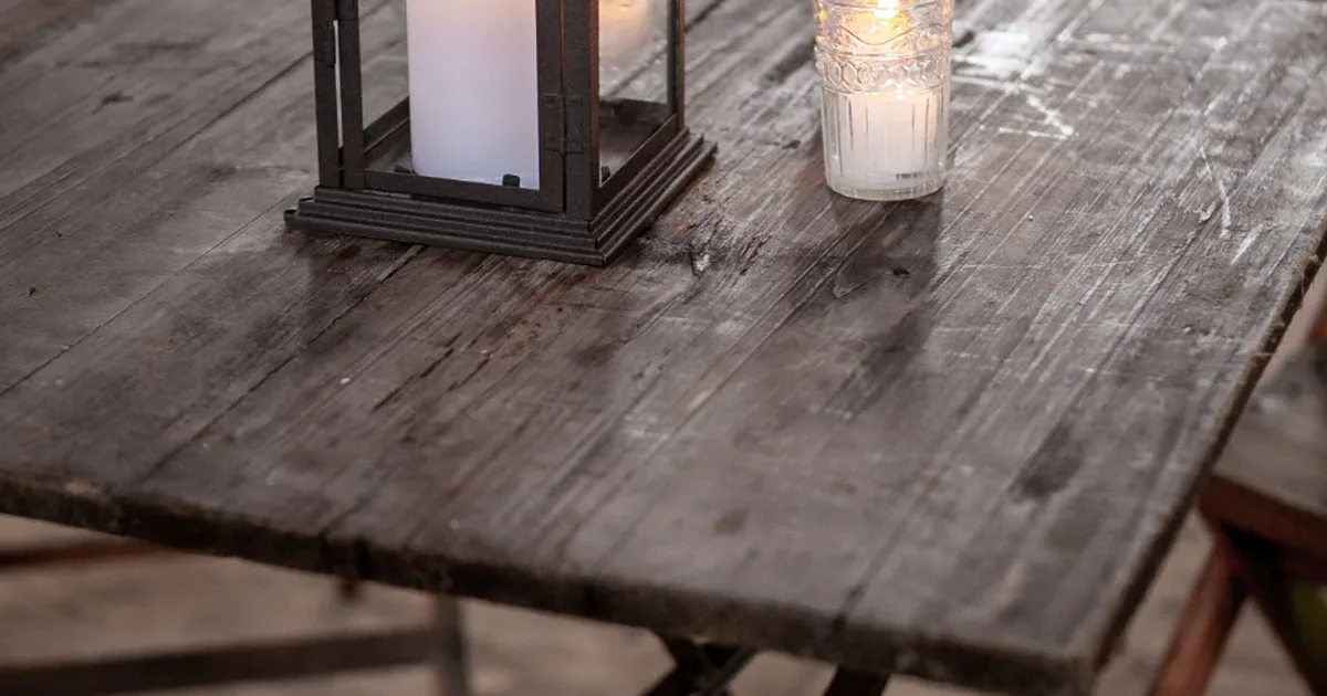 Velas artesanales y pastillas de jabón de colores sobre una mesa de madera